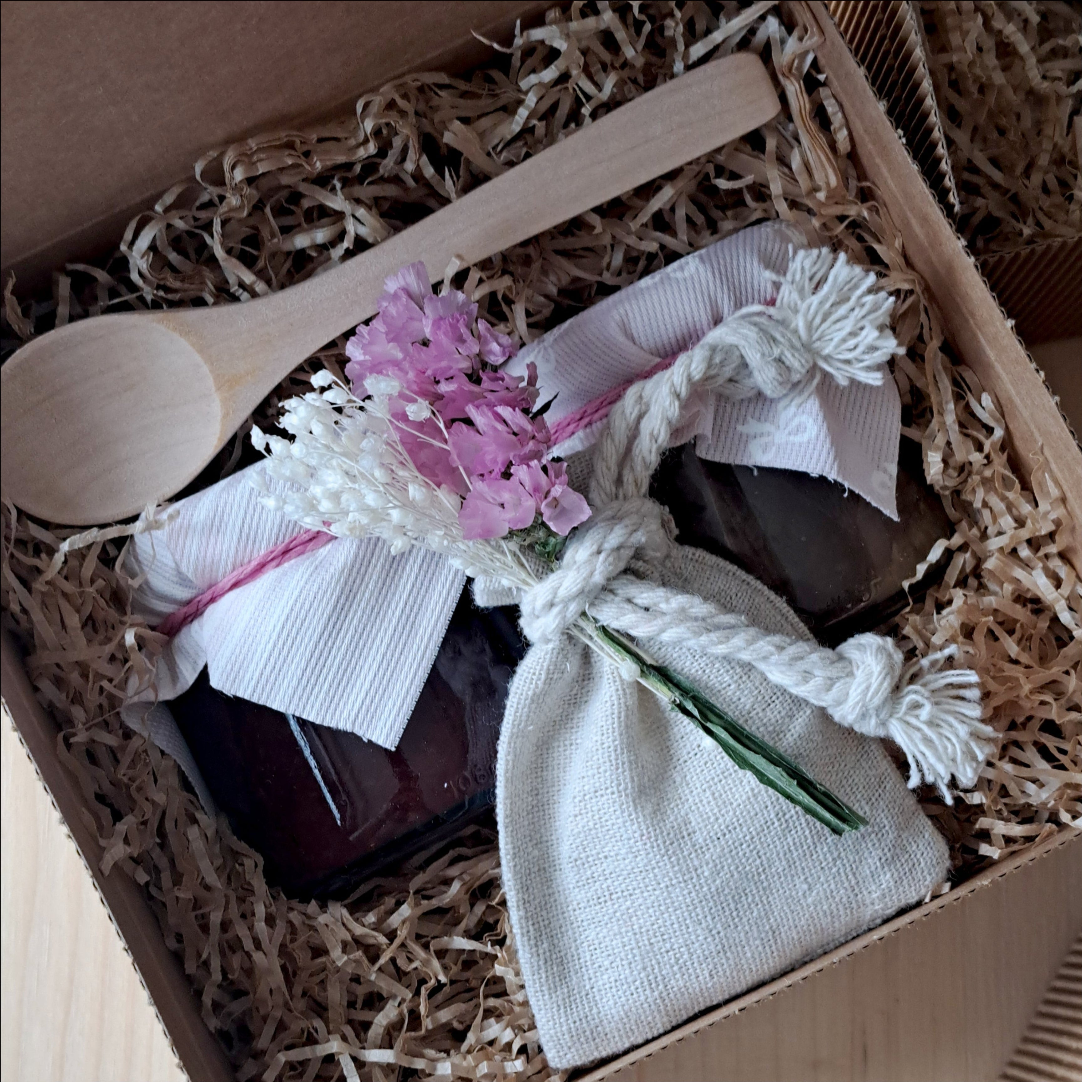 Bomboniera gastronomica matrimonio con due vasetti di confettura artigianale e cucchiaio in legno