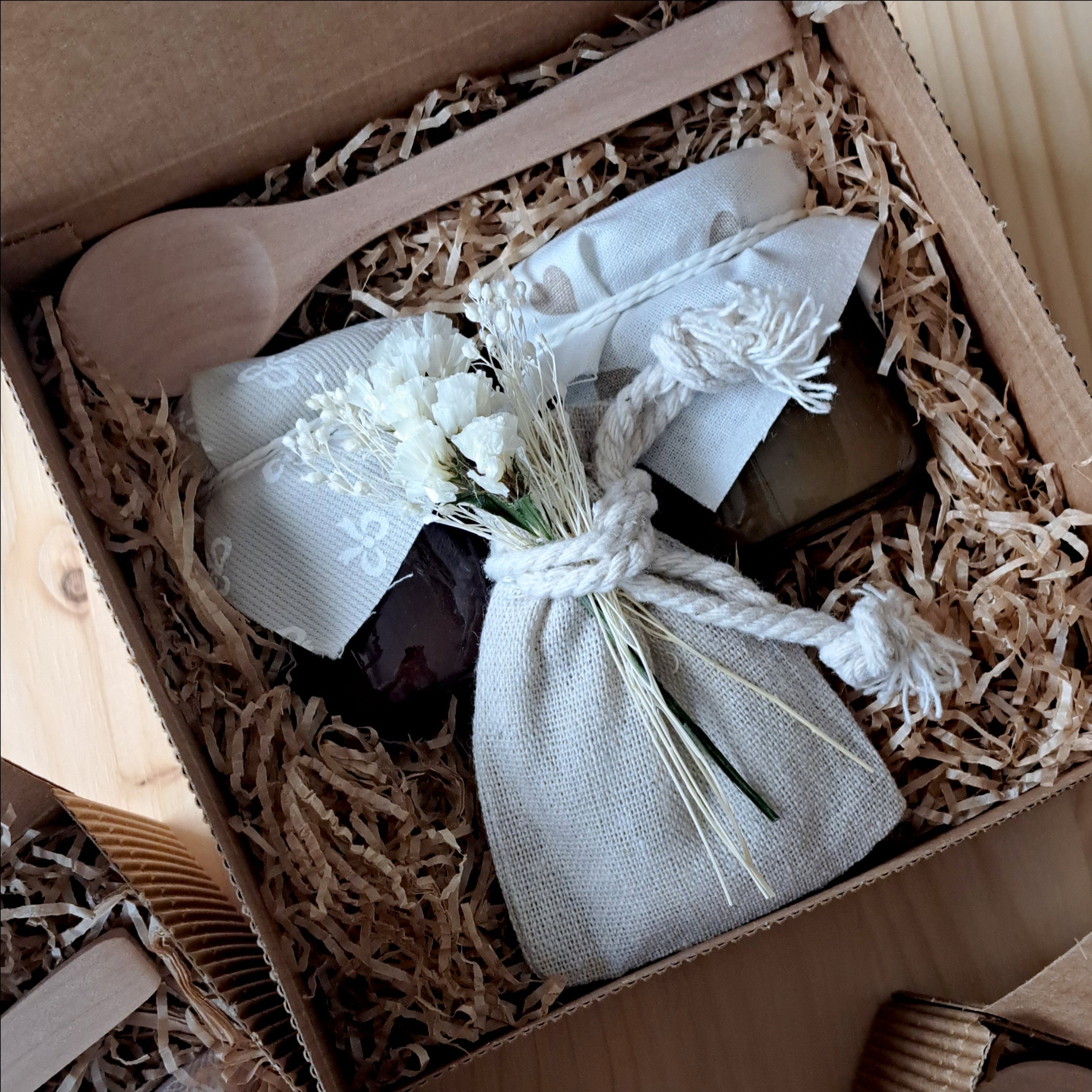 Bomboniera gastronomica matrimonio con due vasetti di confettura artigianale e cucchiaio in legno