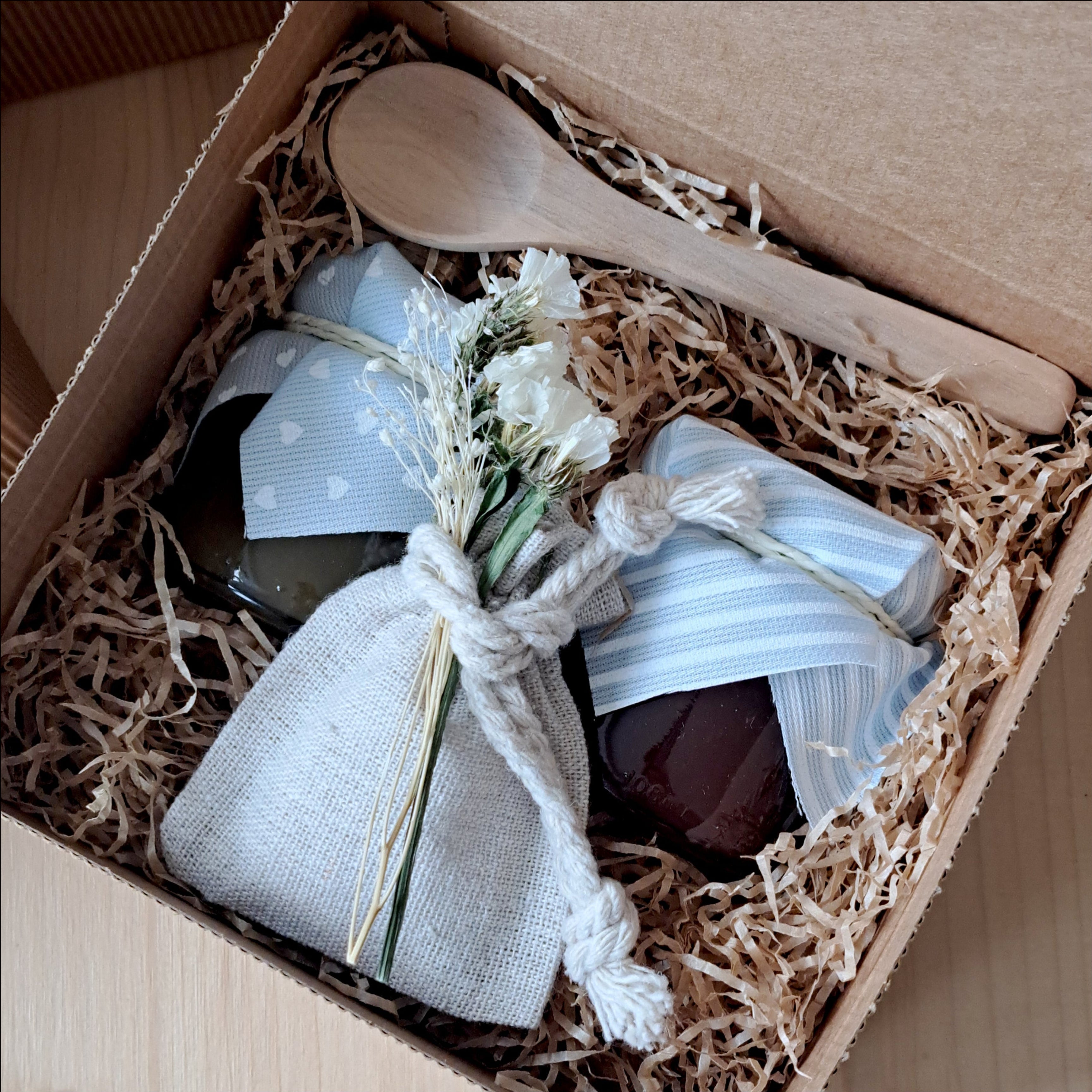 Bomboniera gastronomica matrimonio con due vasetti di confettura artigianale e cucchiaio in legno