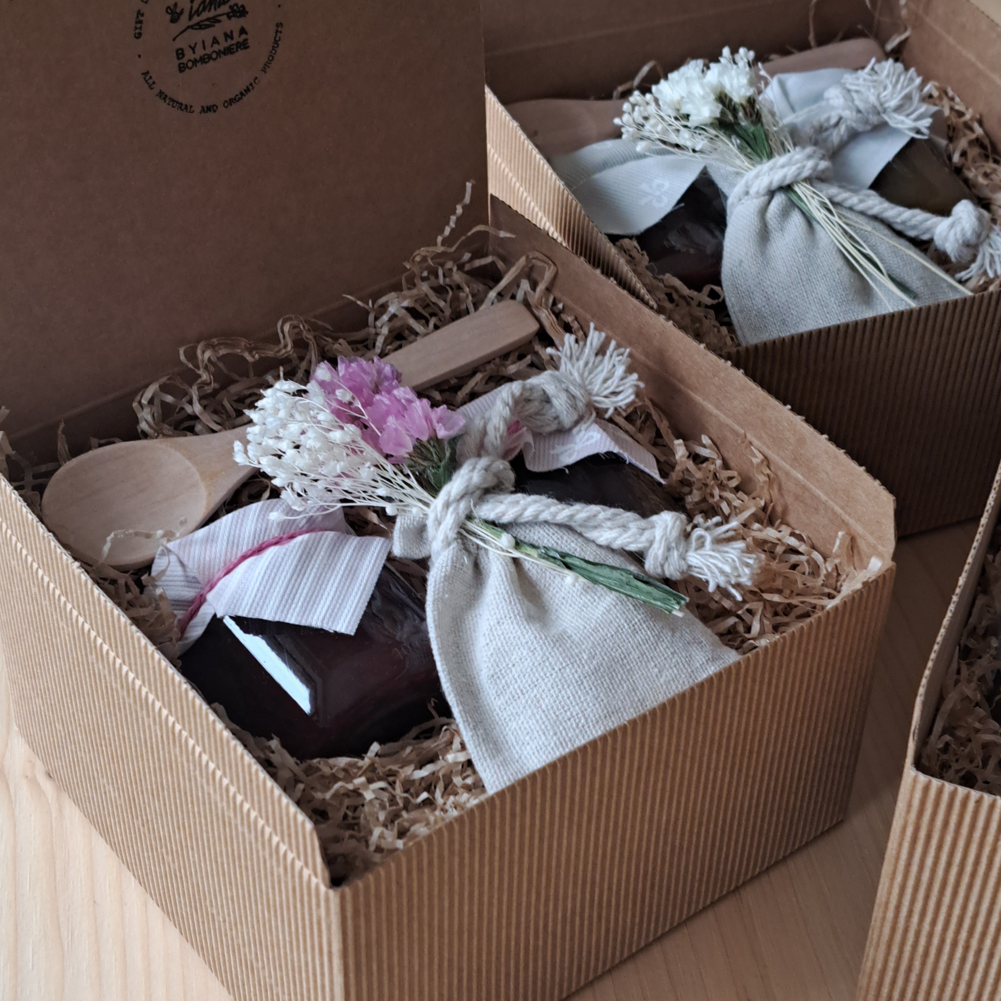 Bomboniere ecofriendly Limited Edition con candela artigianale in cera d'api e sapone naturale By Iana