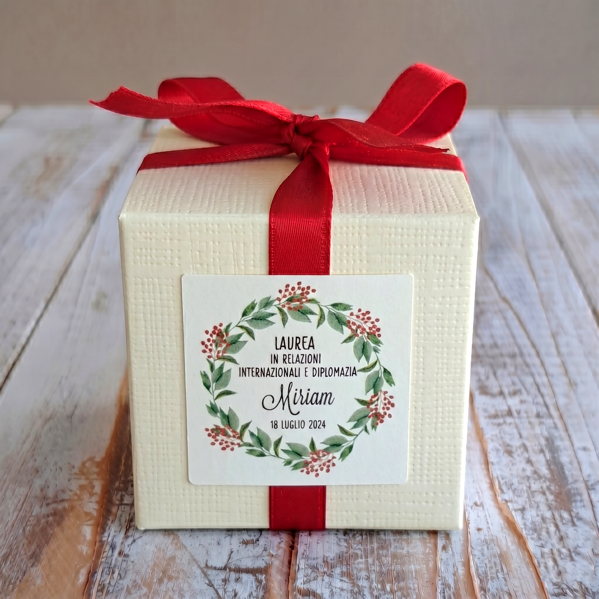 Bomboniera Laurea Miele 50 g Ghirlanda Bacche Rosse