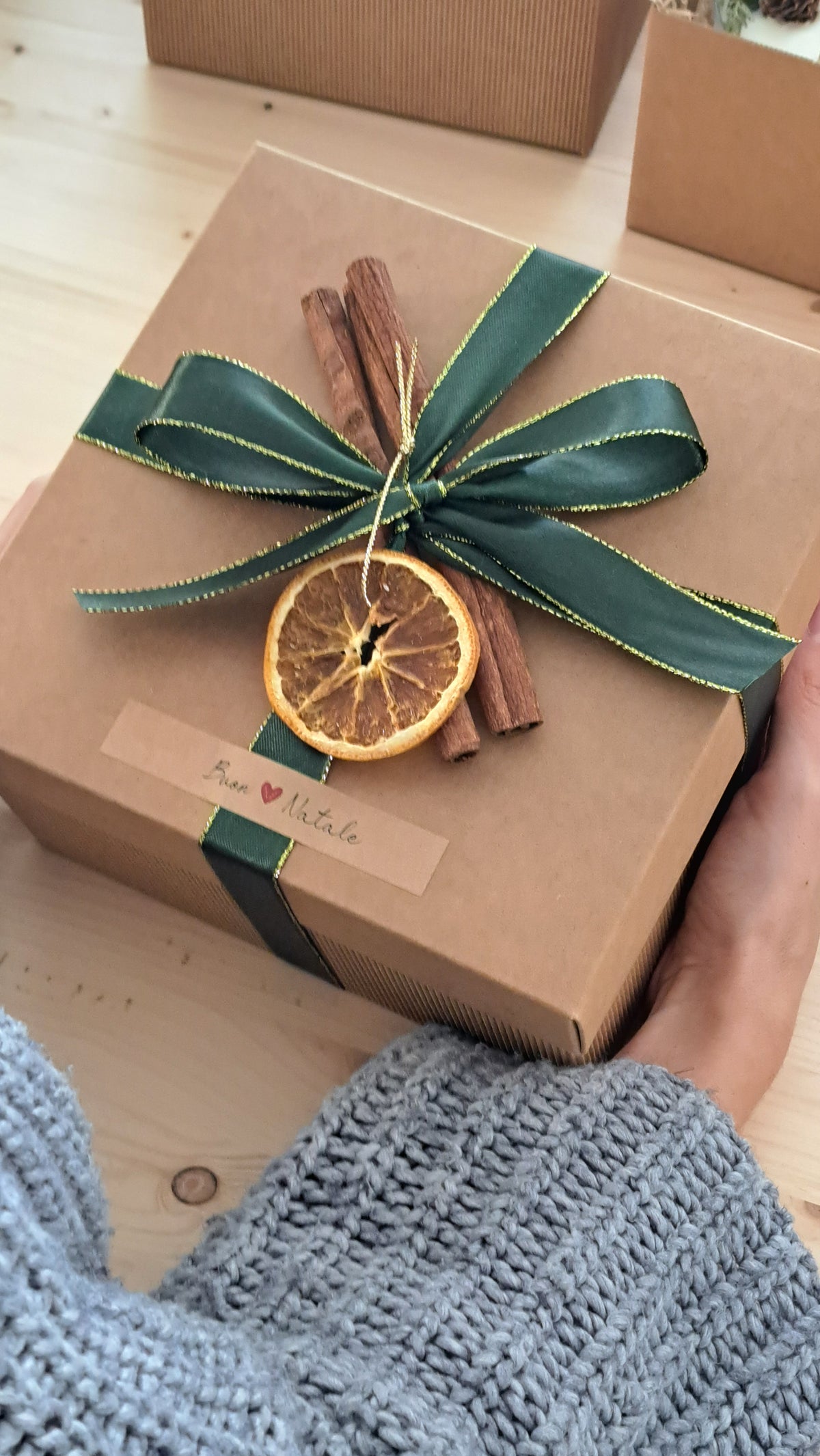 BOX COCCOLE NATALIZIE Regalo di Natale Tazza Miele Candela e Infuso di frutta